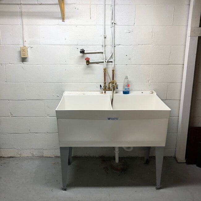 Laundry r - 733A Cribbs St