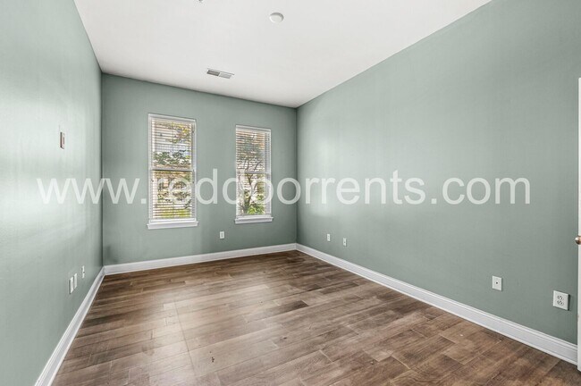 Building Photo - Coming Soon! – 1 Bed | 1.5 Bath Home in th...