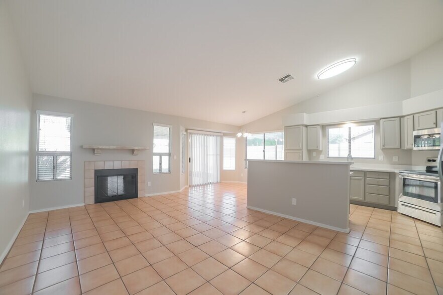 Building Photo - 6566 E Fox St