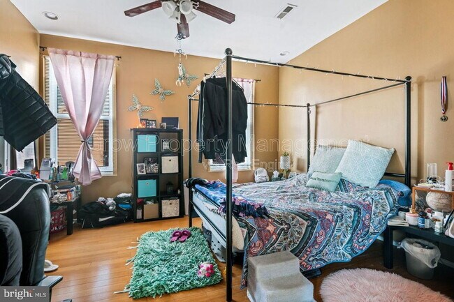 Building Photo - 1834 W Diamond St