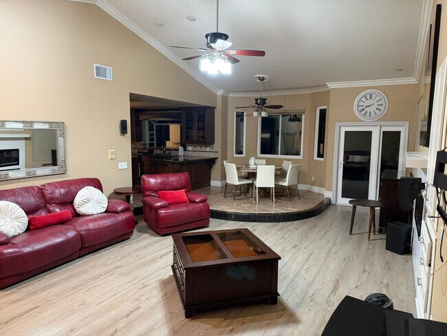 Building Photo - Custom Estate
