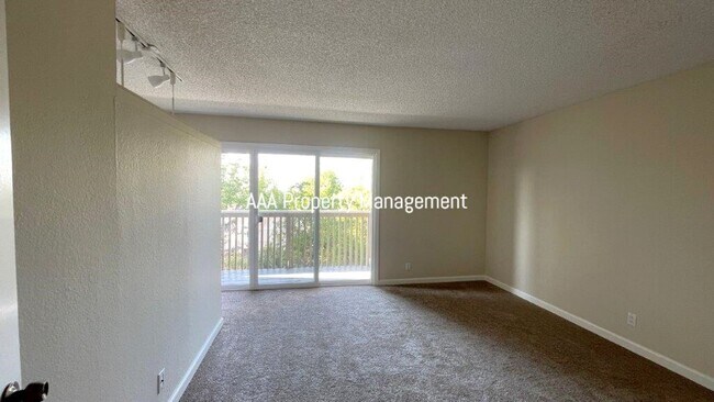 Building Photo - Concord Beautiful 4 bedroom 2.5 bathroom townhouse, 1496 sq ft available now!