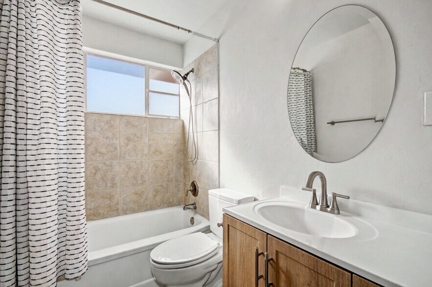 Bath 2 - 3926 E Camino de Palmas