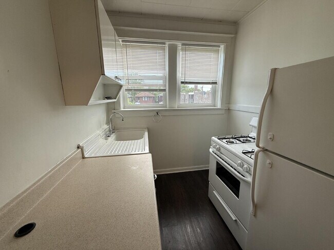 Building Photo - Large 1 Bed unit close to parks, great architecture and very walkable
