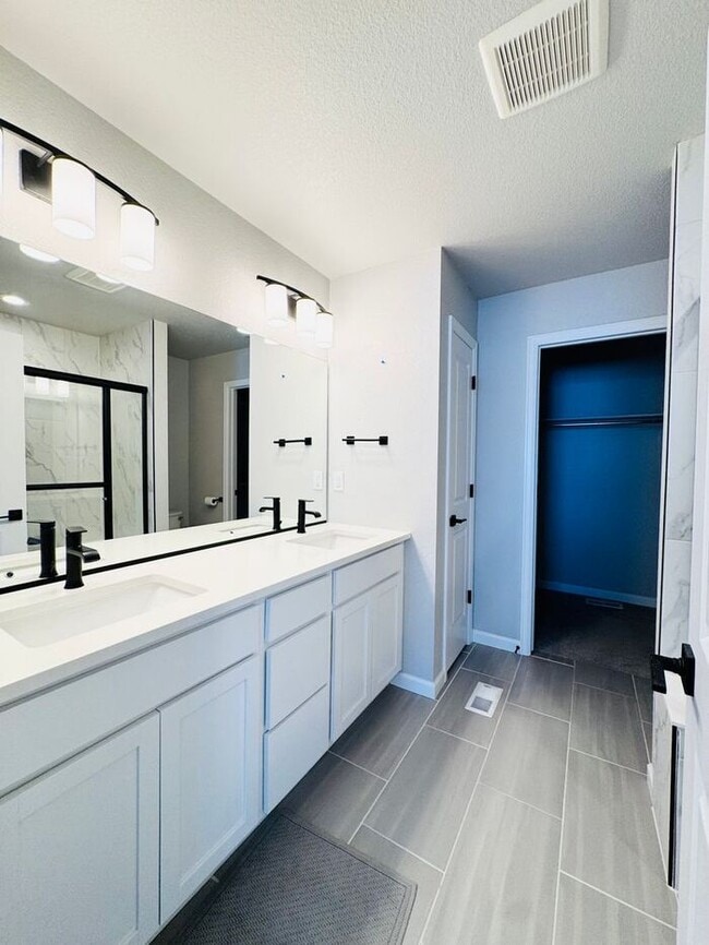 Building Photo - Beautiful 3 bedroom 3.5 bath Townhome Minutes from Downtown Johnstown