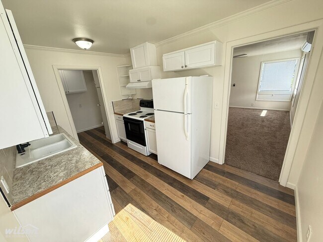 Building Photo - 1420-1420 Queen Ave