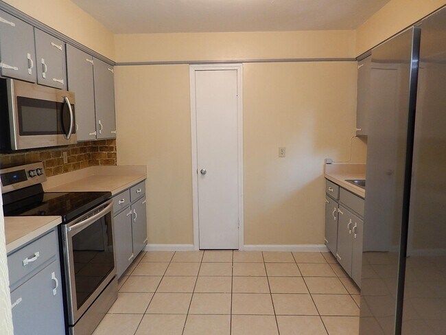 Building Photo - 913 Tamarack Ave