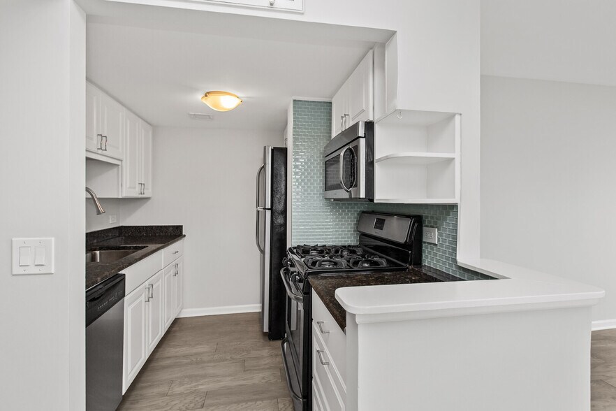 Building Photo - 6150 N Kenmore Ave