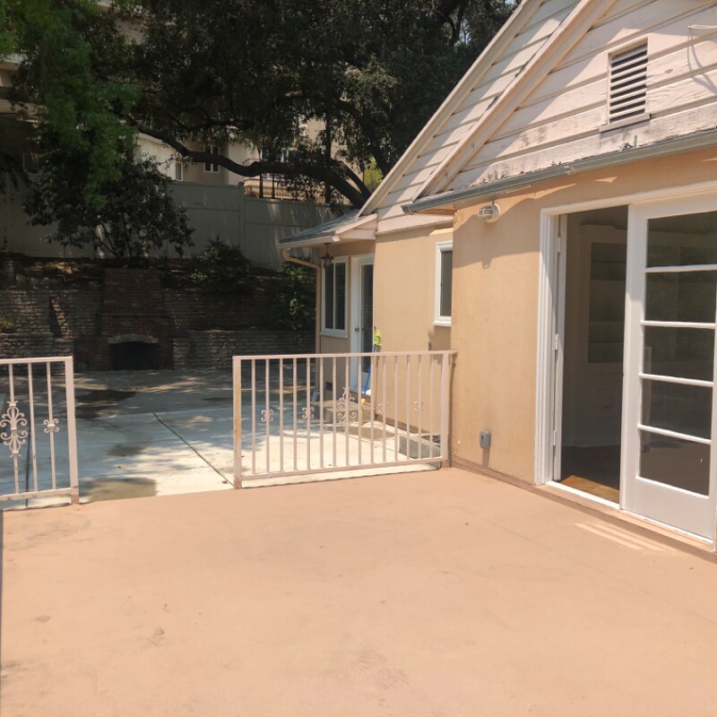 Building Photo - 2721 E Chevy Chase Dr