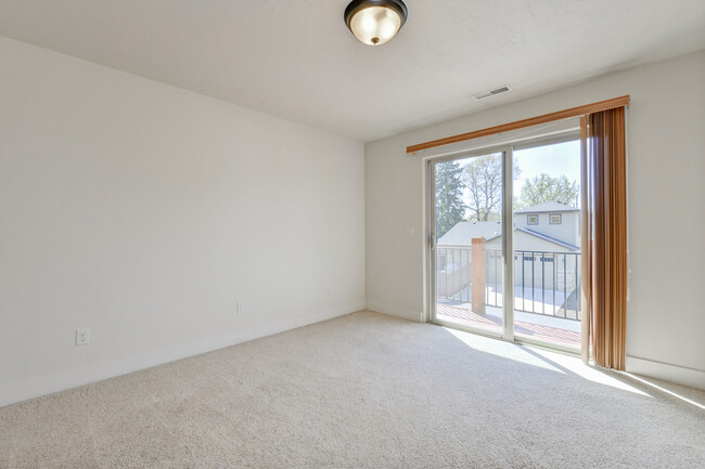 Building Photo - LUXURY MAINTENANCE FREE CORNER TOWNHOME