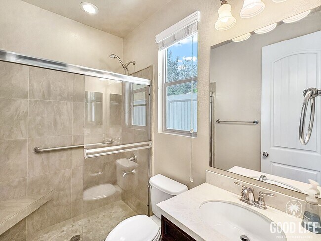Building Photo - Stunning Home with Modern Comforts Spaciou...