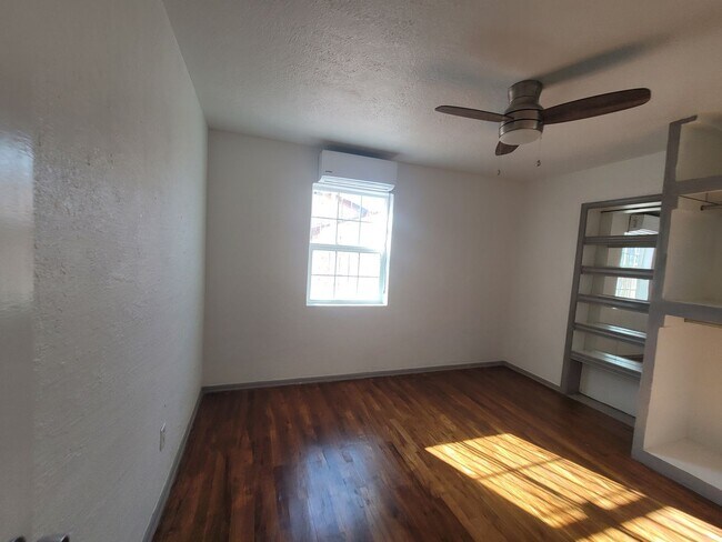 Building Photo - Ready to View!!