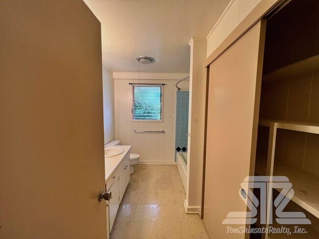 Building Photo - Two Story Home Diamond Head / Kapahulu