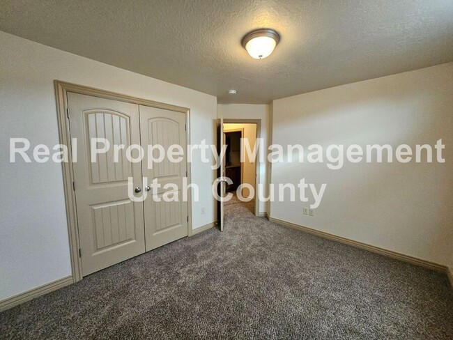 Building Photo - Orem Townhome Central to City Center