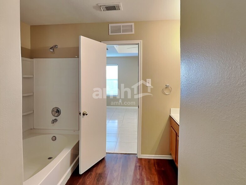 Building Photo - 8915 Chisholm Wood Ln