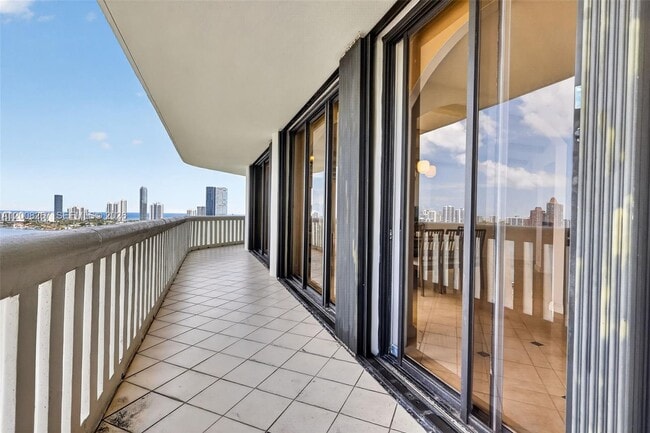 Building Photo - 3000 Island Blvd