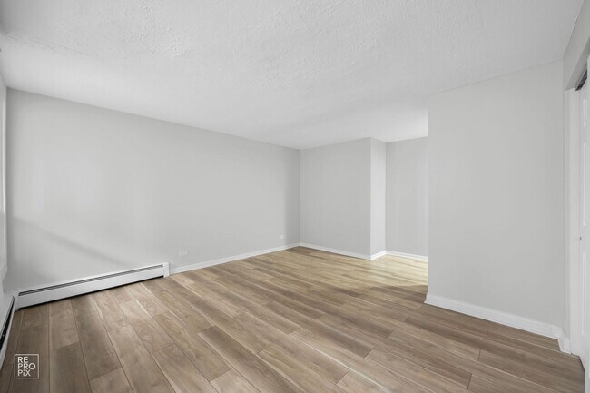 Building Photo - 6832 S Crandon Chicago, IL 60649