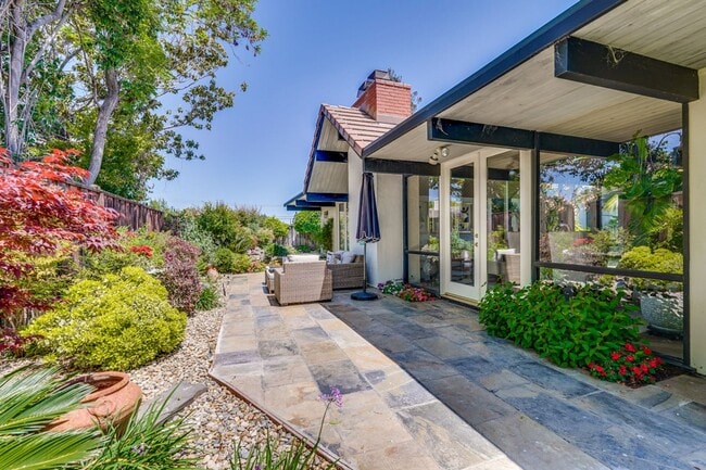 Building Photo - Gorgeous 4 Bed, 2 Bath Eichler in Sunnyvale