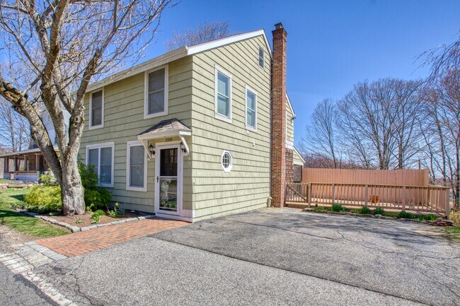 Building Photo - Lovely 2 Bedroom Single Family Home in Historic Monroe District