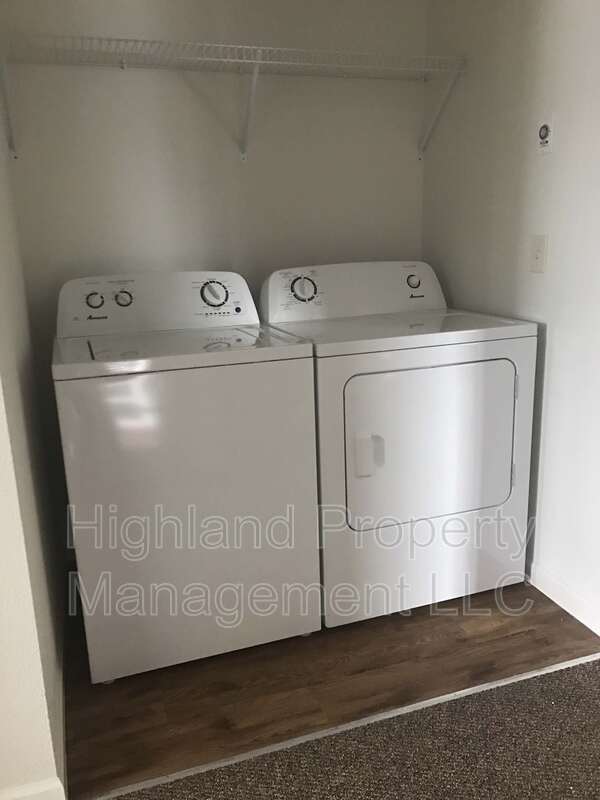 Building Photo - 572 NE Stadium Way