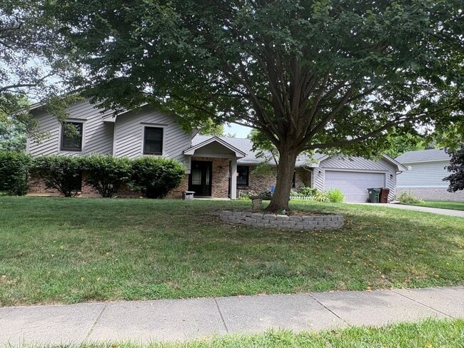 Primary Photo - Beautiful Tri-level Home in Centerville