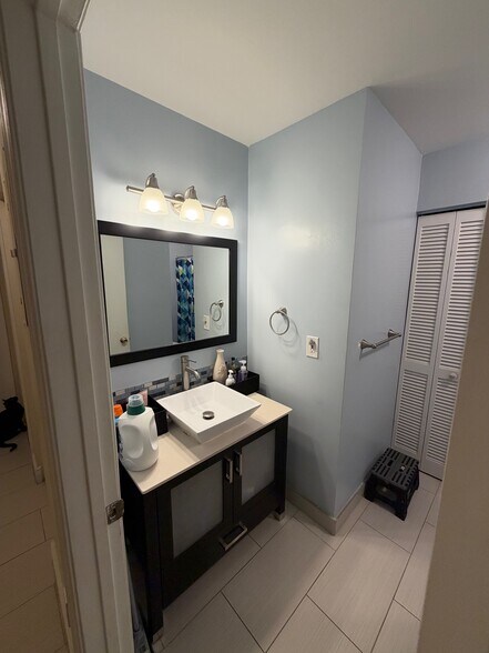 hall bathroom - 8455 Shadow Ct