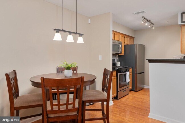 Building Photo - 8961 Town Center Cir