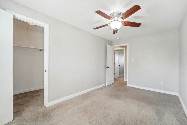 Building Photo - 374 Gladiola St