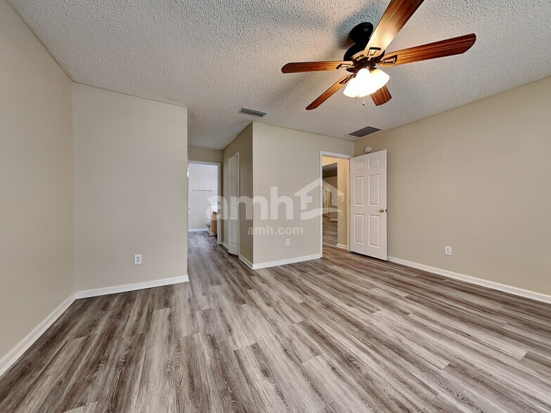 Building Photo - 14015 Fish Eagle Dr E