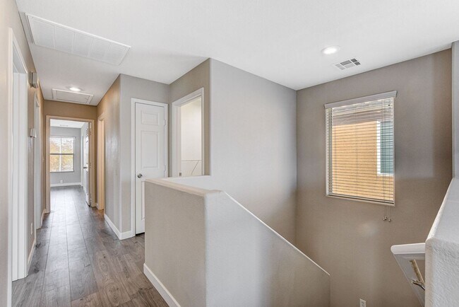 Building Photo - Spacious 3 bedroom home with large yard in...