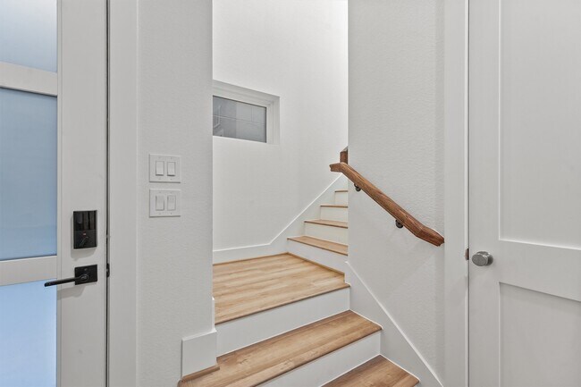 Building Photo - 1517 D Vermont St