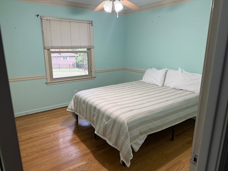 Building Photo - 212 White Oak St