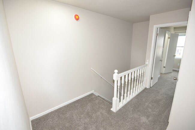 Building Photo - Renovated Townhome for Rent