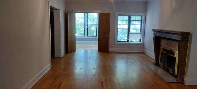 Building Photo - 531 W Briar Plz