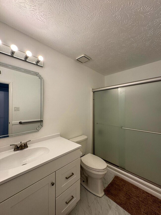 Building Photo - Charming 3 Bed 2 Bath Home with Fenced Yard