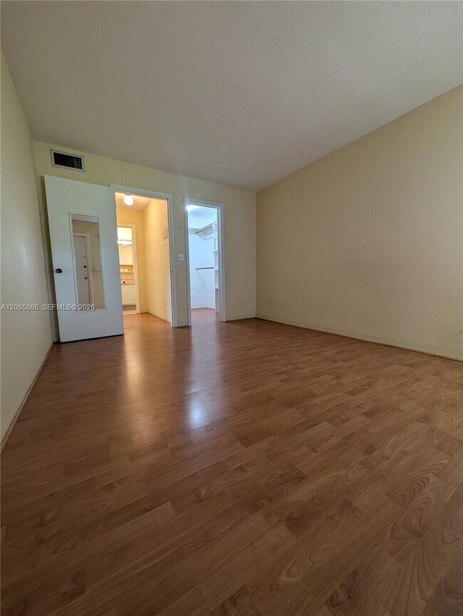 Building Photo - 900 Tallwood Ave
