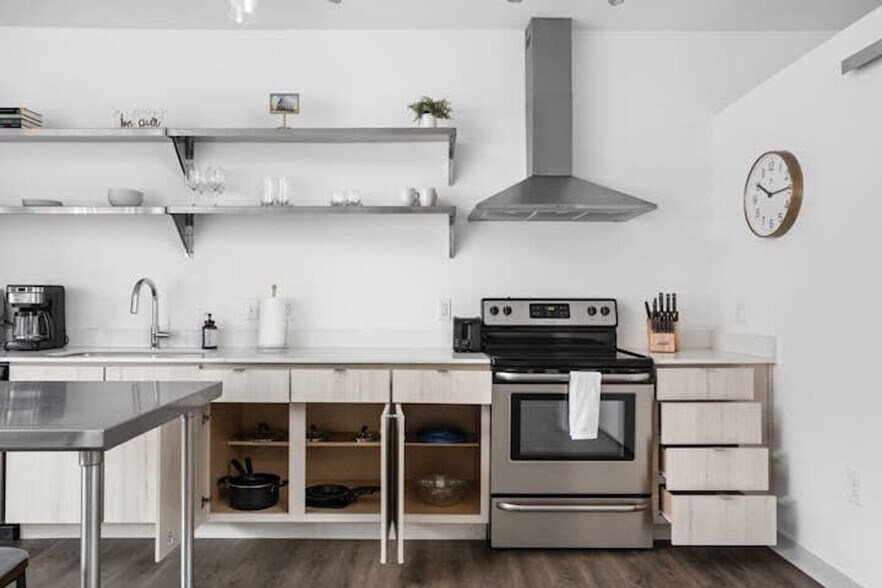 Building Photo - 747 N College Ave