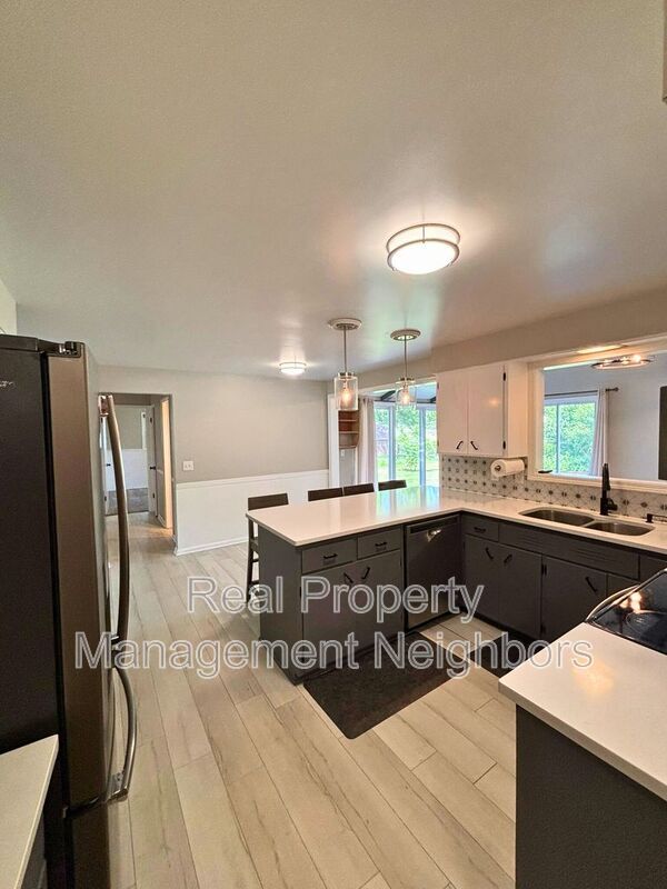 Building Photo - 10335 Holiday Dr