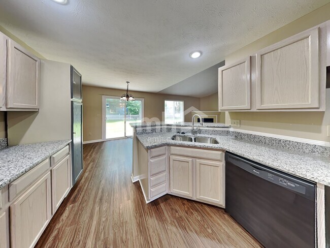 Building Photo - 545 Foxglove Ct