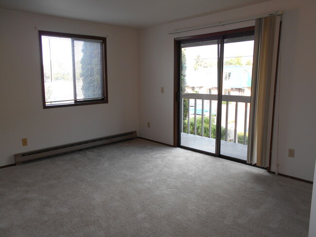 Building Photo - Pre-Leasing! Check out this 2 bedroom, 1 b...