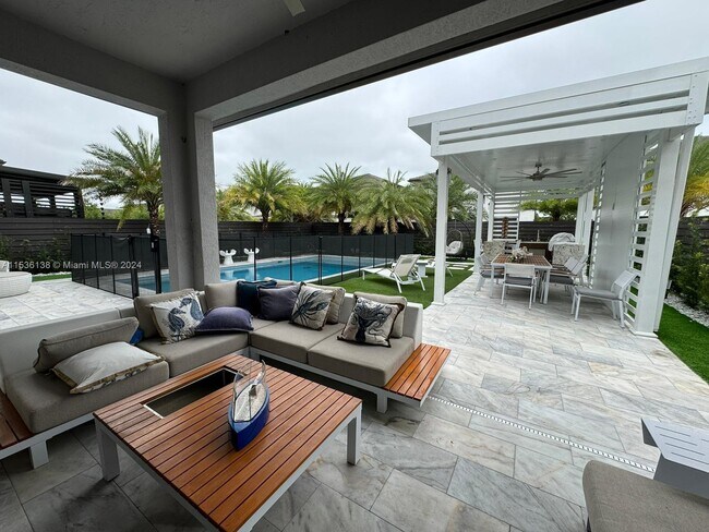 Building Photo - 8865 NW 160th Ter