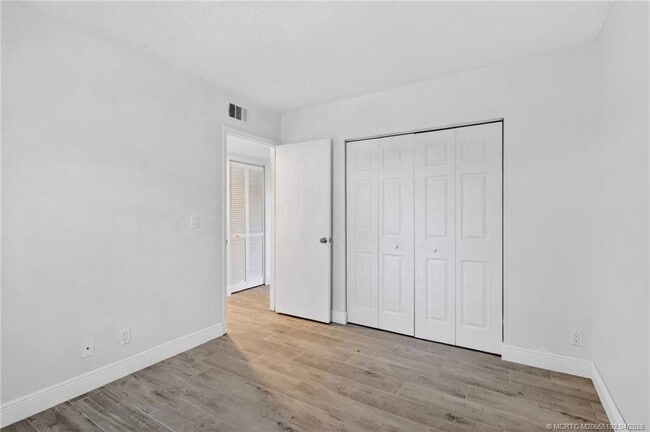 Building Photo - 1564 SE Royal Green Cir