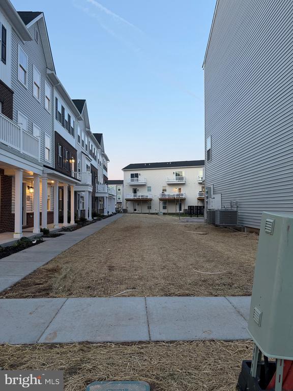 Building Photo - 33 Anderson Dr