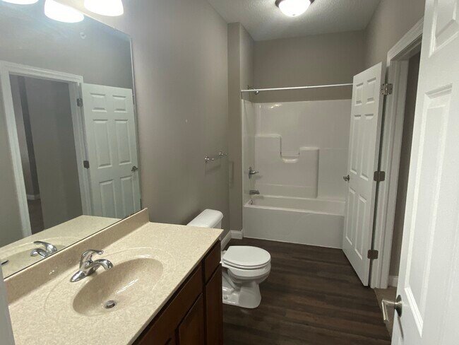 Building Photo - 1534 River Dr