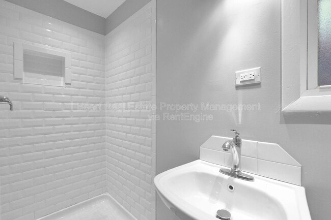 Building Photo - 973 Kelton Ave