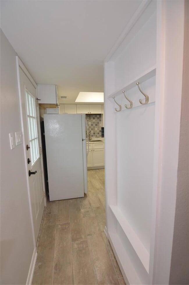 Building Photo - 8912 Circle Dr