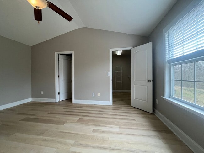 Building Photo - Expansive 3/3 Available Now!