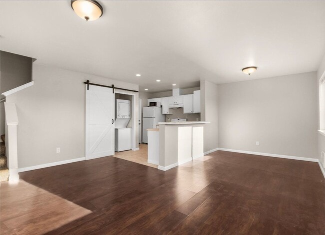 Building Photo - Spacious 2-Bedroom Duplex Near Tacoma Mall...