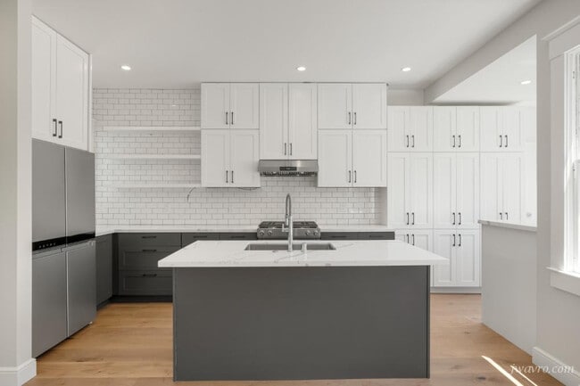 Building Photo - 439 Oak St