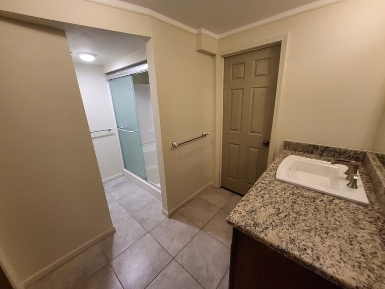 Building Photo - 11737 21 Mile Rd